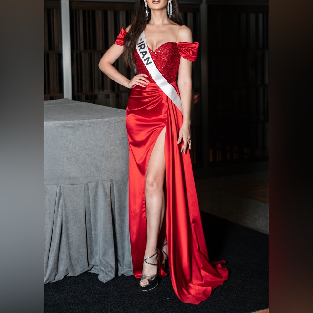 💥SOLD💥Red dress Off-Shoulder Formal Gown with High Slit